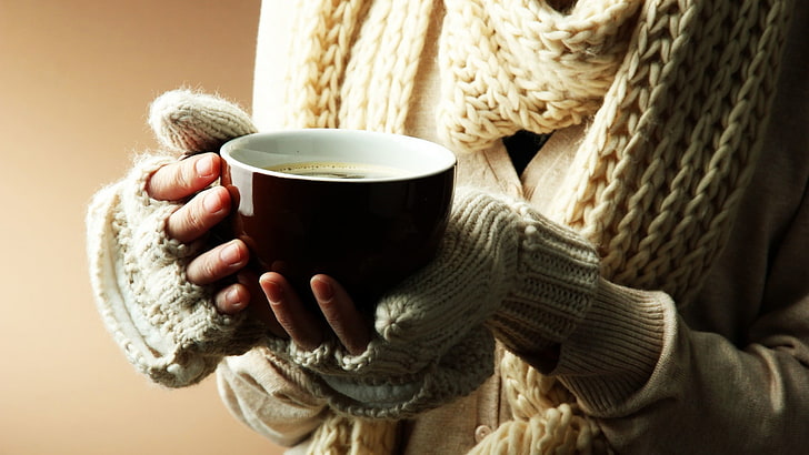 черно-коричневая кофейная чашка, чашка, кофе, перчатки без пальцев, холодно, женщины, зима, HD обои