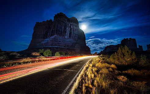 graue Asphaltstraße, umgeben von braunem Gras unter blauem Himmel während der Nacht, Nacht, Straße, Utah, USA, Landschaft, Arches National Park, Canyon, Langzeitbelichtung, HD-Hintergrundbild HD wallpaper