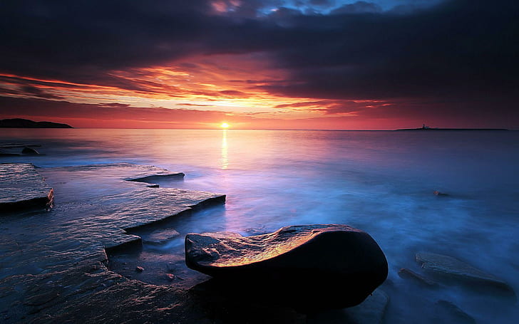Puesta de sol más allá del mar, gran cuerpo de agua con cielos nublados durante el atardecer, playas, 1920x1200, nube, puesta de sol, roca, océano, Fondo de pantalla HD