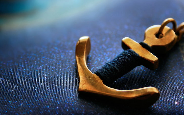 gold-colored navy pendant, gold-colored anchor pendant, anchors, macro, HD wallpaper