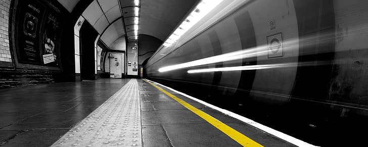 검은 바닥 타일, 지하철, 노랑, 장시간 노출, 런던, 도시, 지하철, 선택적 채색, 기차역, 동작 흐림 효과, 가벼운 산책로, 터널, 다중 디스플레이, HD 배경 화면