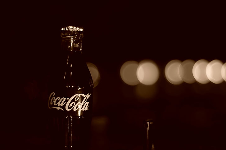 Botella de refresco Coca-Cola, botella de papel tapiz gráfico Coca-Cola, botellas, bokeh, Coca-Cola, oscuro, Fondo de pantalla HD