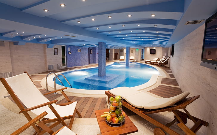 Piscina interna, piscina coperta;due lettini in legno marrone, piscina, interior design, Sfondo HD