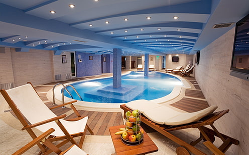 Piscina interna; piscina coberta;duas espreguiçadeiras de madeira marrons, piscina, design de interiores, HD papel de parede HD wallpaper