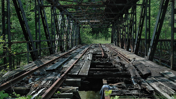 braune Hängebrücke, Brücke, Ruine, Eisenbahn, Bau, Metall, Natur, Bäume, Rost, HD-Hintergrundbild