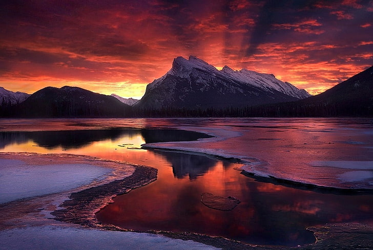 solnedgång landskap, Banff National Park, Kanada, berg, skog, vinter, moln, snöig topp, frost, sjö, is, natur, landskap, HD tapet