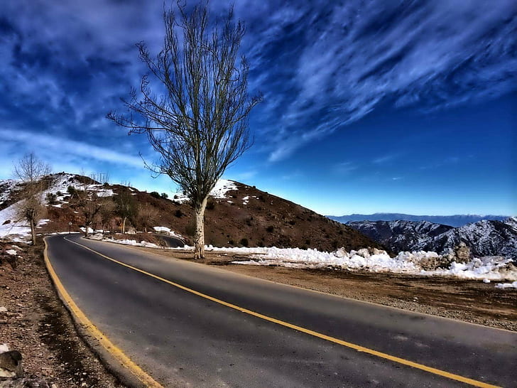 青と白の空の下で雪で覆われた岩山の横にある灰色のコンクリートの長い道flickr、ubuntu、lubuntu、kubuntu、道路、自然、山、風景、高速道路、屋外、アスファルト、風景、冬、空、 HDデスクトップの壁紙