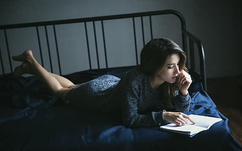 モデル、赤い口紅、青いドレス、正面に横たわって、足を組んで、裸足、ベッドで、読書、口の中に指、女性、 HDデスクトップの壁紙 HD wallpaper