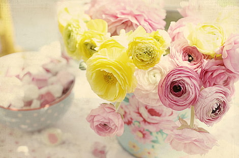 ピンクと黄色のラナンキュラスの花のセンターピース、ラナンキュラス、花、花瓶、優しさ、 HDデスクトップの壁紙 HD wallpaper