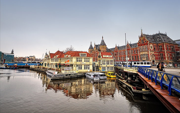 Stazione centrale del canale di Amsterdam, spo d'acqua e grattacielo rosso, paesaggi urbani, Amsterdam, paesaggio urbano, città, Sfondo HD