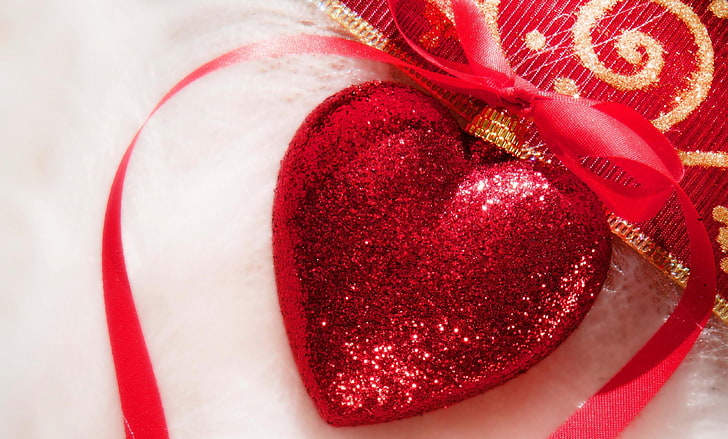 червено сърдечно украшение, празник, червено, сърце, нова година, Коледа, лента, коледни декорации, HD тапет