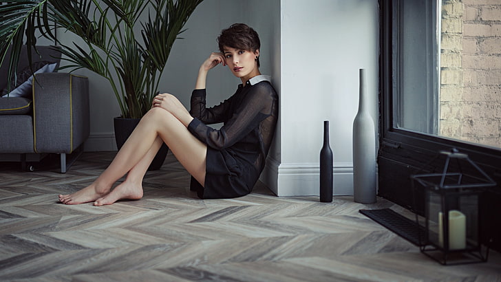 mulheres, com os pés descalços, pernas, sentado, no chão, modelo, mulheres dentro de casa, Eva Reber, Sergey Fat, cabelo curto, HD papel de parede