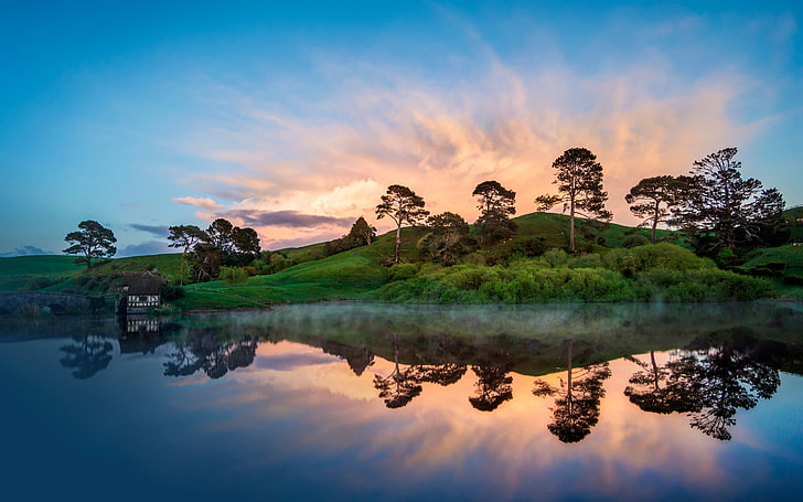 photographie de paysage de plan d'eau et de plantes vertes, Nouvelle-Zélande, paysage, Hobbiton, coucher de soleil, eau, arbres, réflexion, collines, moutons, matin, lever du soleil, herbe, Fond d'écran HD
