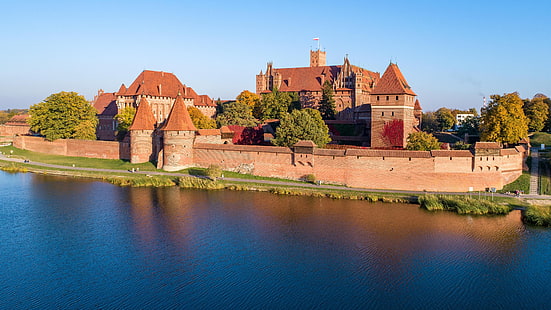  Tree, Tower, River, Wall, Castle, Promenade, Flag, Poland, Marienburg, Tile, The residence master of the Teutonic order, Castle Of The Teutonic Order In Malbork, Gothic architecture, HD wallpaper HD wallpaper