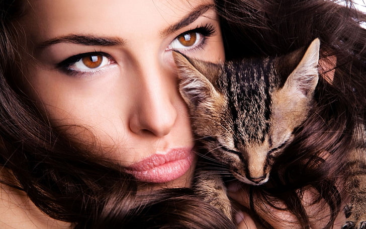 zbliżenie twarzy kobiety i brązowy pręgowany kot, Melissa Riso, kobiety, brunetka, kot, twarz, Tapety HD