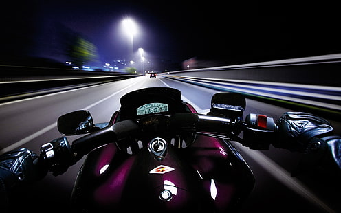 черно-розовый спортивный мотоцикл, мотоцикл, ночь, спидометр, точка зрения, HD обои HD wallpaper