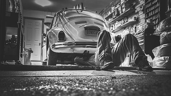 Volkswagen Beetle, negro, fotografía, en blanco y negro, fotografía monocroma, fotografía, hombre, trabajo, monocromo, vehículo, servicio, mecánico de automóviles, garaje, reparación, en reparación, mantenimiento, Fondo de pantalla HD HD wallpaper