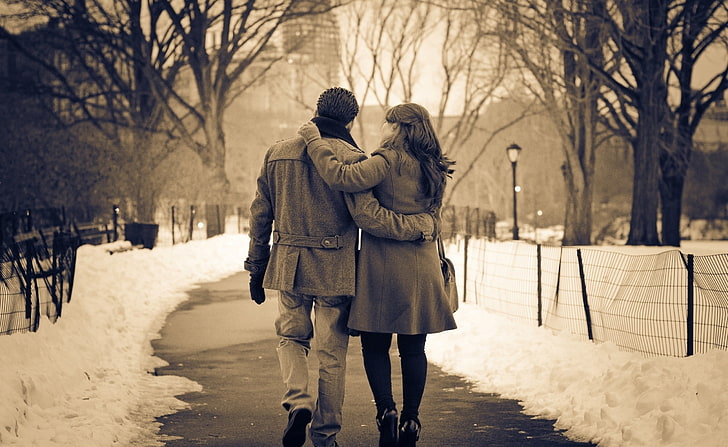 Romantischer Spaziergang im Park, schwarzer Mantel der Frauen, Feiertage, Valentinstag, Liebe, Hintergrund, Paar, romantisch, Liebhaber, Valentinstag, HD-Hintergrundbild