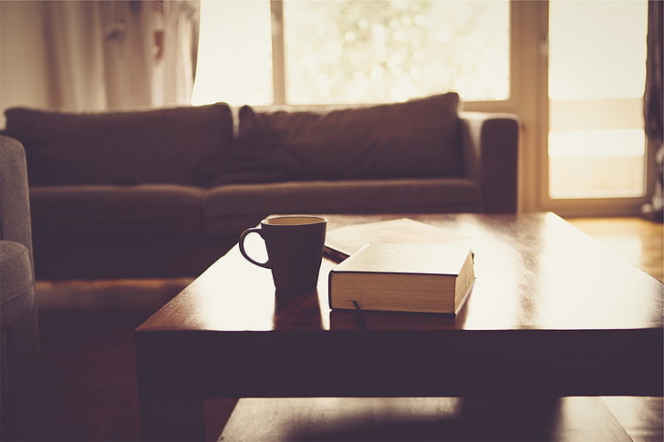 mesa de madera marrón, café, libros, vibraciones, taza, Fondo de pantalla HD