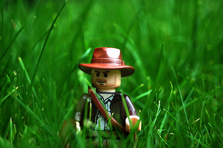 brinquedo de Lego de vaqueiro na fotografia macro de grama, grama, LEGO Indiana Jones, grama, vaqueiro, brinquedo, fotografia macro, lego indiana jones, indie, chapéu, HD papel de parede