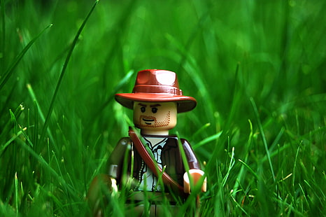 koboi Lego mainan pada fotografi makro rumput, rumput, LEGO Indiana Jones, rumput, koboi, mainan, fotografi makro, lego indiana jones, indie, topi, Wallpaper HD HD wallpaper