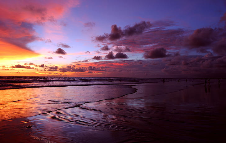 Les gens regardent le coucher de soleil sur la mer, rivage pendant le coucher du soleil, mer, Bali, coucher de soleil, personnes, nuages, Fond d'écran HD