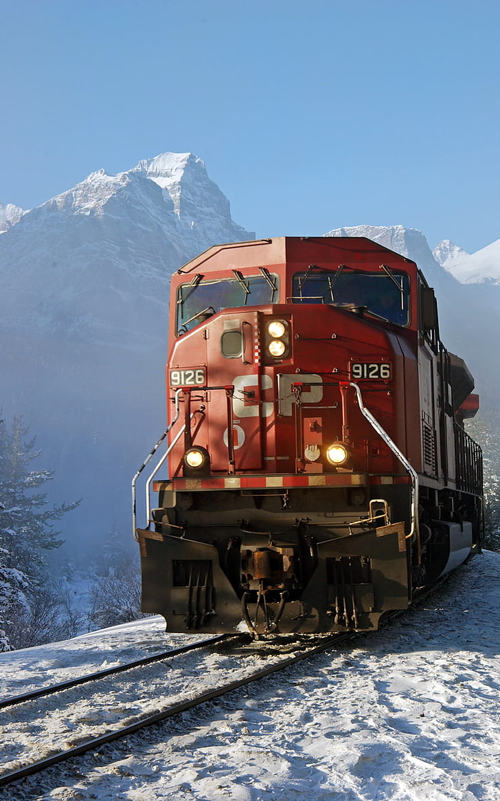 赤と黒の列車、ディーゼル機関車、貨物列車、ポートレート表示、雪、冬、 HDデスクトップの壁紙、 スマホの壁紙
