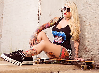 Paar schwarze Plateauschuhe für Frauen, Frauen, Blondine, Tattoo, Sonnenbrille, langes Haar, Skateboard, Beine, Shorts, Trägershirt, HD-Hintergrundbild HD wallpaper