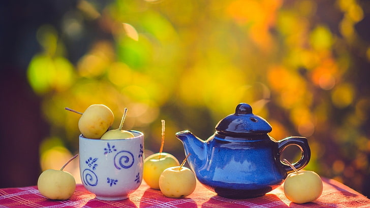 إبريق شاي أزرق سيراميك وكوب سيراميك أبيض وأزرق وشاي وفواكه وخوخه وأكواب، خلفية HD