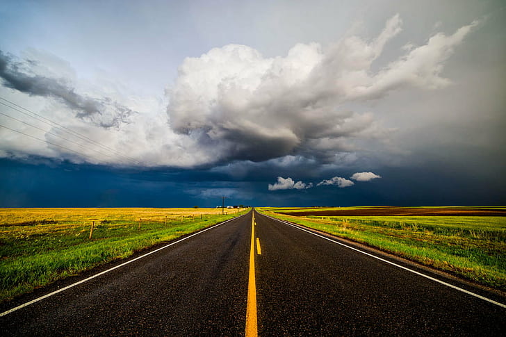 白と青の空、アスファルト、道路、パス、白、青空、嵐を追いかけて、雲、フィールド、草原、ワイオミング州、消失点、自然、雲-空、田園風景、空、風景、雲景の下の灰色のアスファルト道路屋外、高速道路、夏、青、旅行、草、 HDデスクトップの壁紙