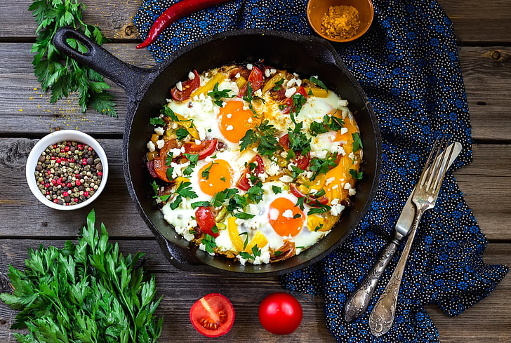black cast iron skillet, knife, pepper, plug, scrambled eggs, vegetables, tomatoes, parsley, spices, pan, HD wallpaper