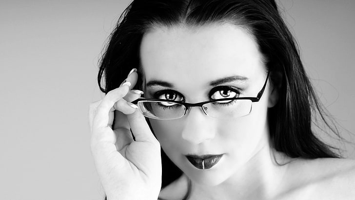 fotografia in scala di grigi di donna che indossa occhiali da vista, occhiali, monocromatico, bruna, piercing, donne, viso, mordsithcara, Chelsea Christian, Sfondo HD