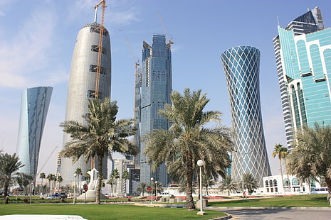 grå höghus, qatar, doha, stad, byggnader, palmer, skyskrapor, HD tapet HD wallpaper