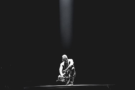 hombre agachado a la luz tenue, Yeezus, Kanye West, Fondo de pantalla HD HD wallpaper