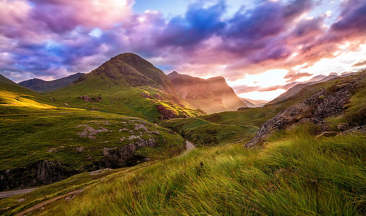 montaña verde bajo nubes azules y blancas, carretera, verano, el cielo, nubes, montañas, valle, Escocia, agosto, Highland, Glencoe, Fondo de pantalla HD