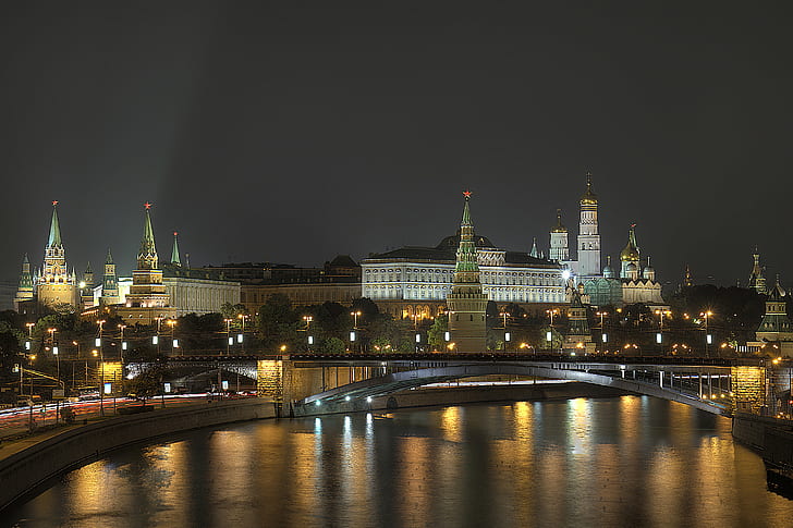 Edificio y río durante la noche, Kremlin de Moscú, Kremlin de Moscú, Kremlin de Moscú, en la noche, edificio, río, noche, HDR, Kremlin de Moscú, noche, lugar famoso, arquitectura, paisaje urbano, Europa, escena urbana, anochecer, historia, ciudadiluminado, Fondo de pantalla HD