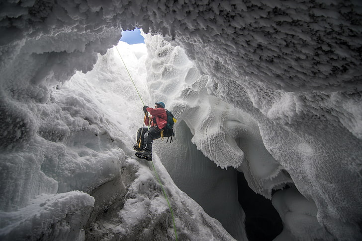 男性の赤いジャケット、氷、北極、洞窟、登山、人々、 HDデスクトップの壁紙