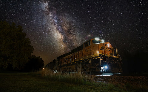 дизелов локомотив, дървета, влак, звездна нощ, Млечен път, трева, пейзаж, машина, светлини, HD тапет HD wallpaper