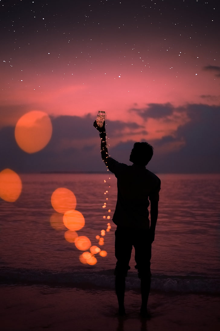 صورة ظلية لرجل ، رجل ، صورة ظلية ، النجوم ، البحر ، الشاطئ ، البنك ، الوهج، خلفية HD، خلفية الهاتف