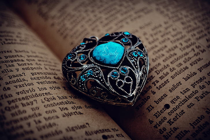серебряный кулон, украшенный драгоценными камнями, камень сердца, любовное сердце, синий, книга, HD, HD обои