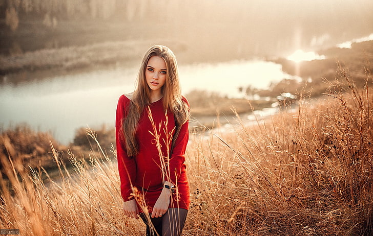 женская красная рубашка с длинными рукавами, трава, взгляд, солнце, пейзаж, природа, река, портрет, макияж, платье, прическа, шатенка, красотка, в красном, боке, Катя, Евгений Фрейер, HD обои