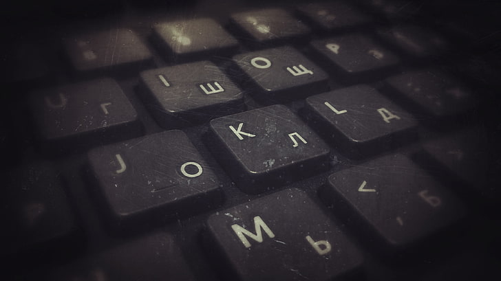 لوحة مفاتيح كمبيوتر سوداء ولوحات مفاتيح قديمة روسية مترجمة، خلفية HD