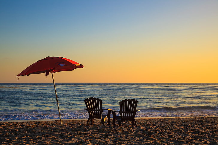 dua kursi coklat, pantai, matahari terbenam, laut, pasir, relaksasi, minimalis, payung, Wallpaper HD