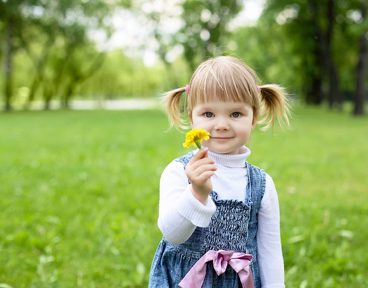 Маленькая девочка счастья, маленькая девочка, ребёнок, дети, детство, счастье, цветок, парк, деревья, HD обои