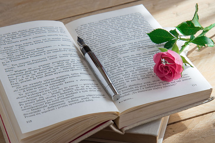 livro, amor, história de amor, livro velho, caneta, imprimir, anel, romântico, cena romântica, rosa, fundo de madeira, HD papel de parede