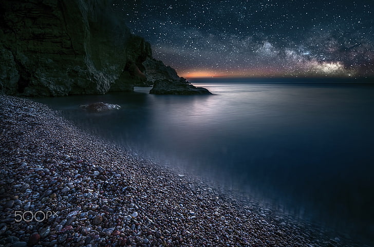 синий водоем, море, пляж, небо, звёзды, ночь, камни, скалы, HD обои