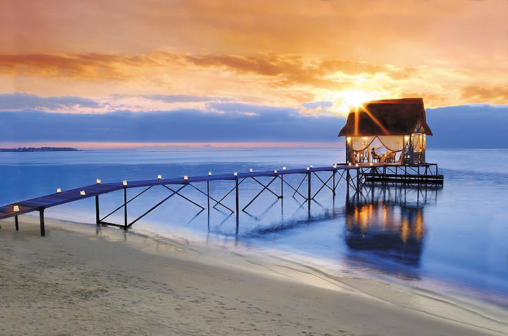 Dock marron et noir avec restaurant, plage, horizon, mer, Fond d'écran HD