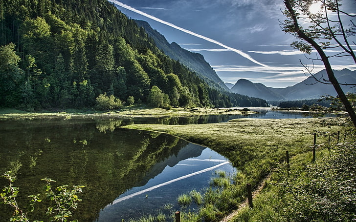Fotografie des grünen Berges neben Gewässer, Natur, Fluss, Berge, Bäume, Landschaft, HD-Hintergrundbild