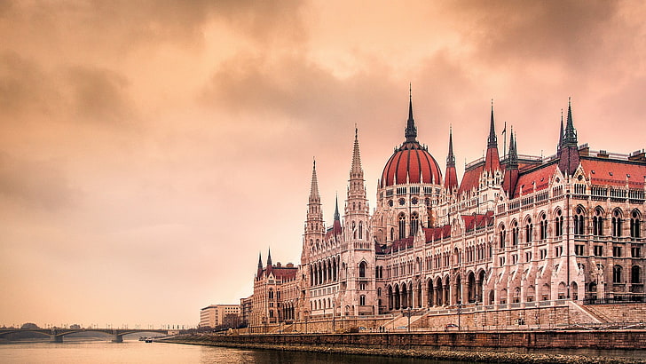 szary i czerwony zamek, budynek, Budapeszt, Węgry, budynek parlamentu węgierskiego, architektura, architektura gotycka, rzeka, woda, most, Europa, Tapety HD