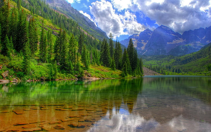 自然の風景澄んだ湖の水緑の松林、ロッキー山脈、空の雲マルーンベルズコロラド2560×1600、 HDデスクトップの壁紙